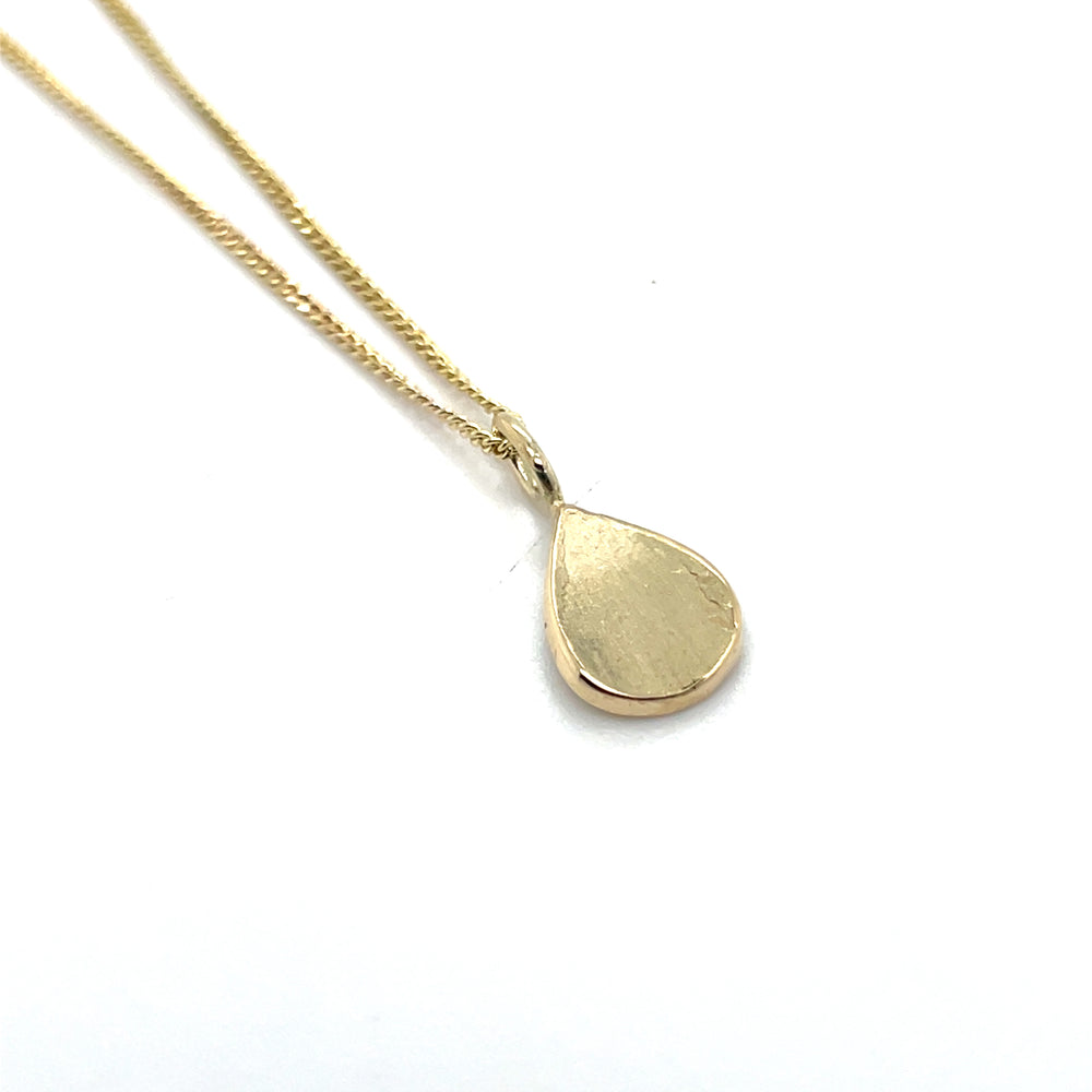 Handgemaakte kleine hanger van 14 karaat geelgoud, ontworpen en gemaakt door Lianne de Witte in haar atelier in Goes in de vorm van een druppel.