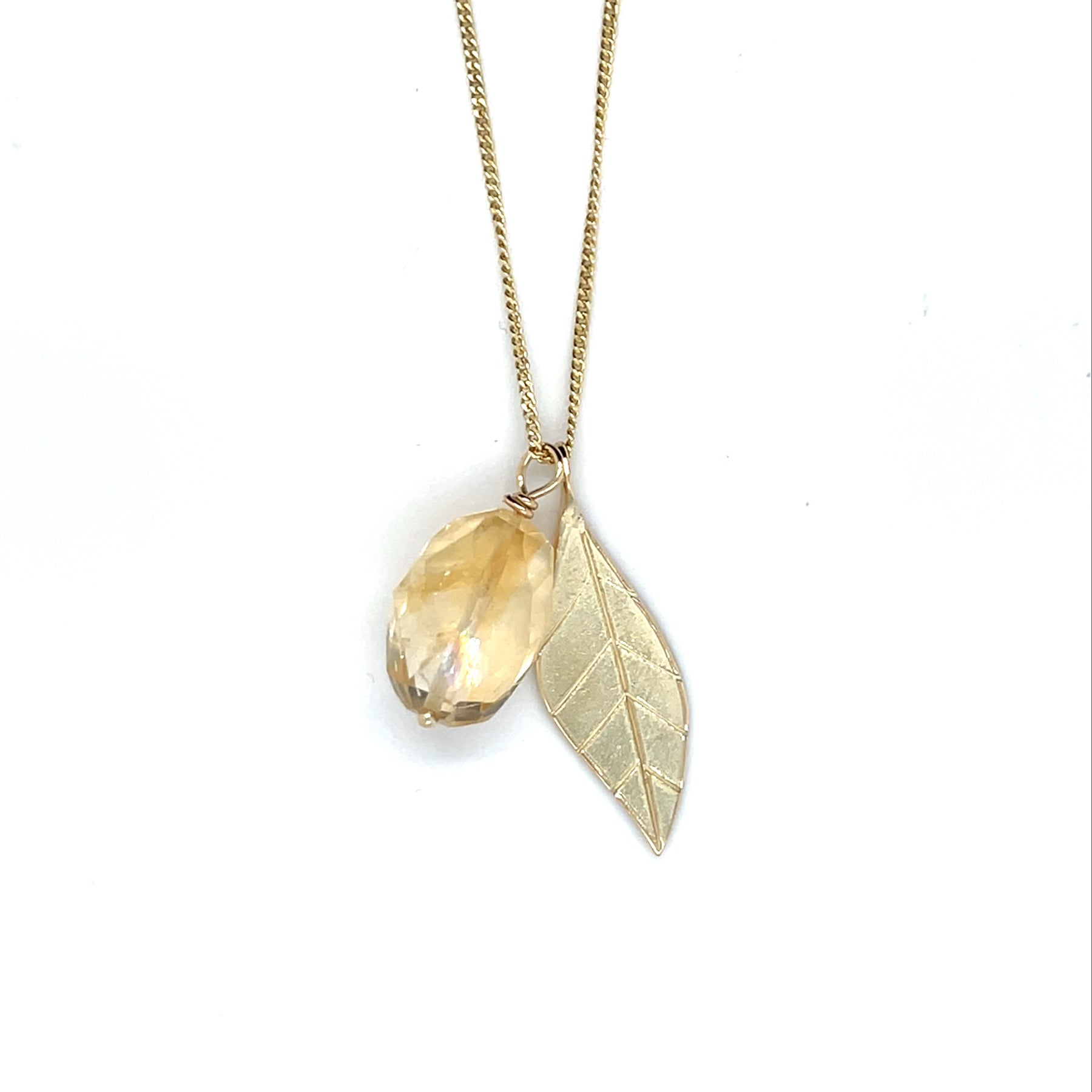 Handgemaakte hanger van 14 karaat geelgoud met citrien, ontworpen en gemaakt door Lianne de Witte in haar atelier in Goes