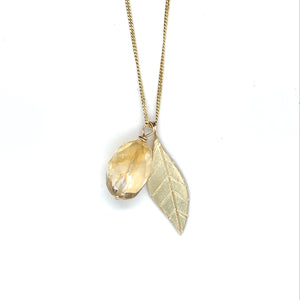 Handgemaakte hanger van 14 karaat geelgoud met citrien, ontworpen en gemaakt door Lianne de Witte in haar atelier in Goes