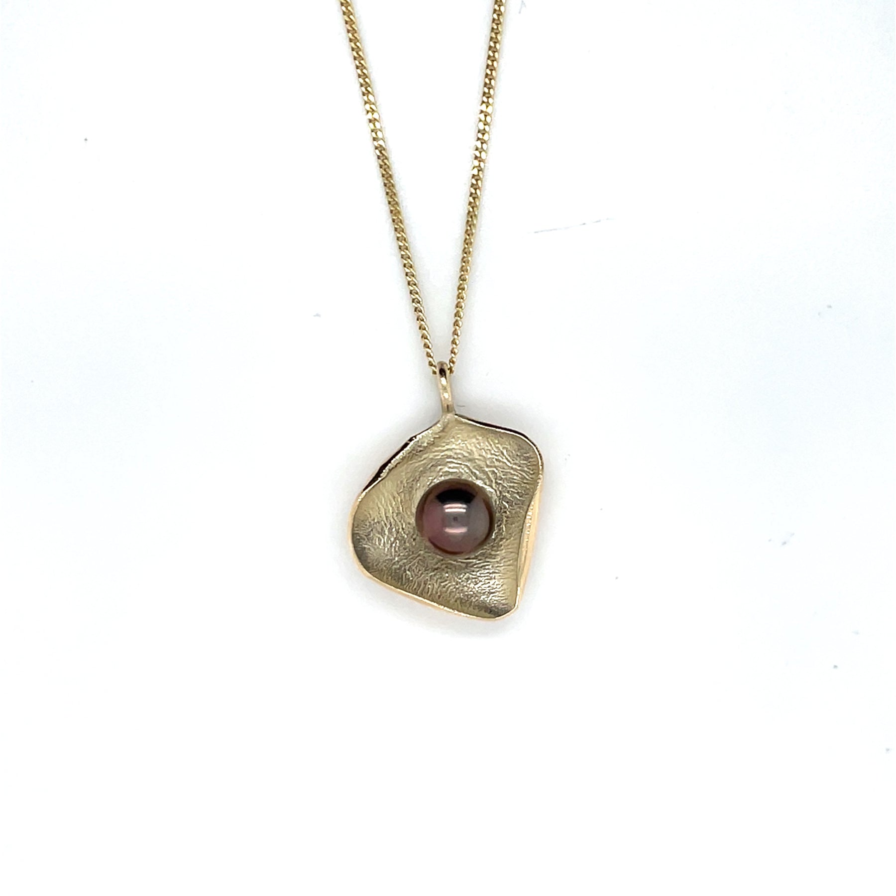 Handgemaakte hanger van 14 karaat geelgoud met zoetwater parel bruin/zwart, ontworpen en gemaakt door Lianne de Witte in haar atelier in Goes