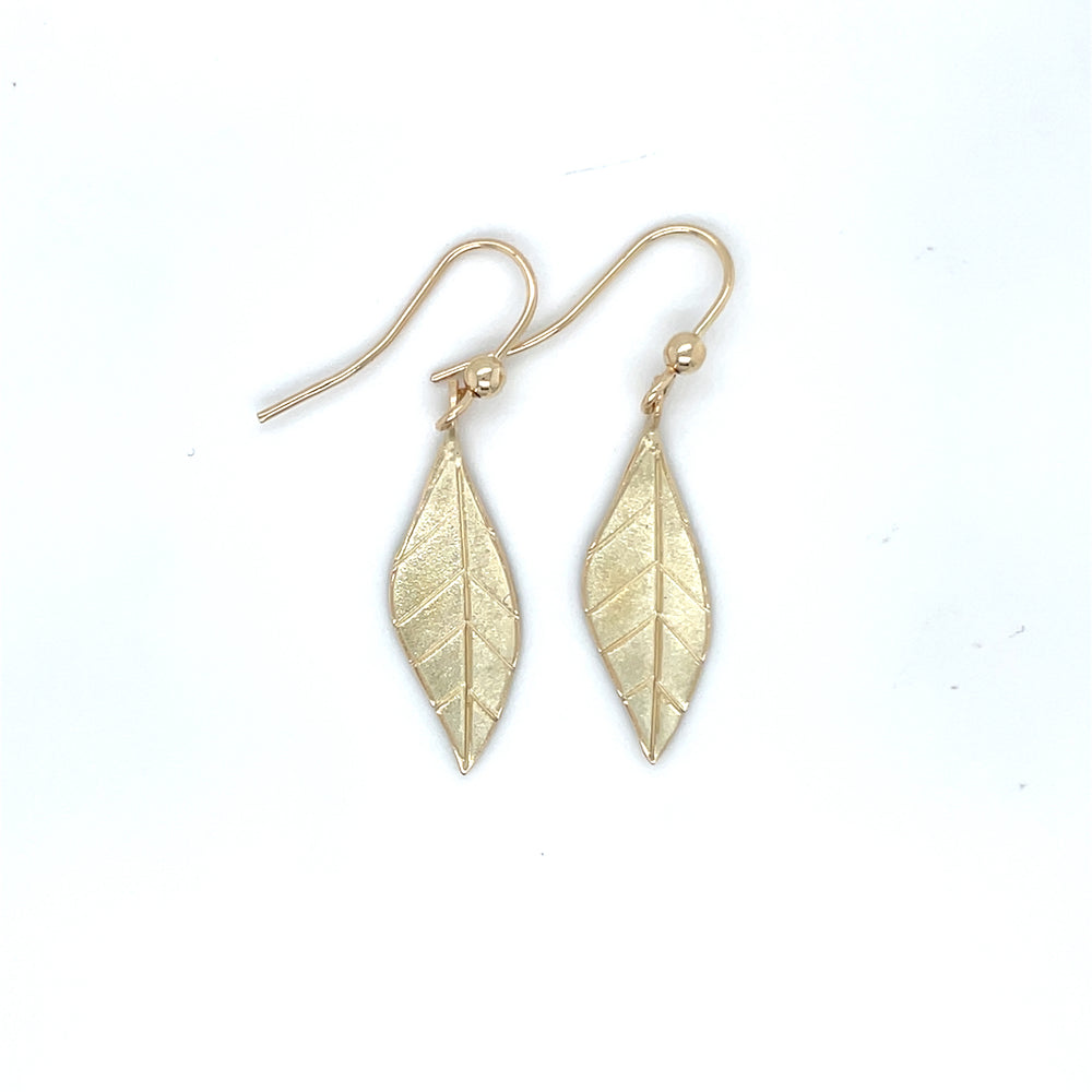 Handgemaakte oorhangers van 14 karaat geelgoud, ontworpen en gemaakt door Lianne de Witte in haar atelier in Goes in de vorm van een blad.
