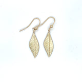 Handgemaakte oorhangers van 14 karaat geelgoud, ontworpen en gemaakt door Lianne de Witte in haar atelier in Goes in de vorm van een blad.