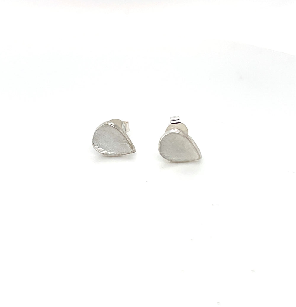 Handgemaakte oorstekers van zilver, ontworpen en gemaakt door Lianne de Witte in haar atelier in Goes, in druppel vorm.