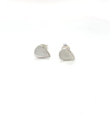 Handgemaakte oorstekers van zilver, ontworpen en gemaakt door Lianne de Witte in haar atelier in Goes, in druppel vorm.