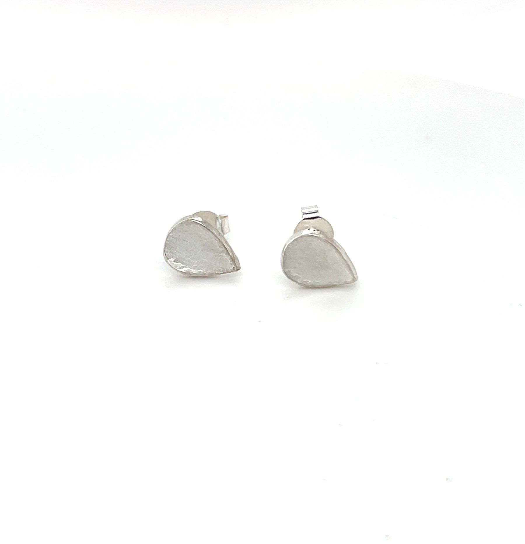 Handgemaakte oorstekers van zilver, ontworpen en gemaakt door Lianne de Witte in haar atelier in Goes, in druppel vorm.