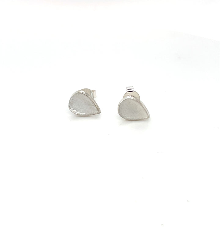 Handgemaakte oorstekers van zilver, ontworpen en gemaakt door Lianne de Witte in haar atelier in Goes, in druppel vorm.