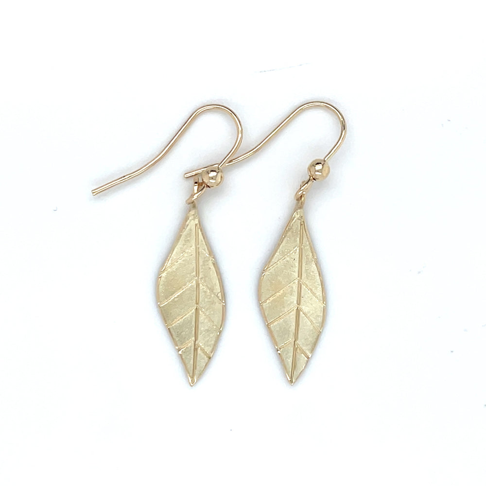 Handgemaakte oorhangers van 14 karaat geelgoud, ontworpen en gemaakt door Lianne de Witte in haar atelier in Goes