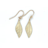 Handgemaakte oorhangers van 14 karaat geelgoud, ontworpen en gemaakt door Lianne de Witte in haar atelier in Goes