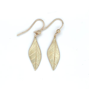 Handgemaakte oorhangers van 14 karaat geelgoud, ontworpen en gemaakt door Lianne de Witte in haar atelier in Goes