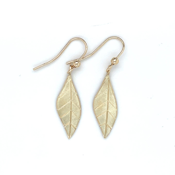 Handgemaakte oorhangers van 14 karaat geelgoud, ontworpen en gemaakt door Lianne de Witte in haar atelier in Goes