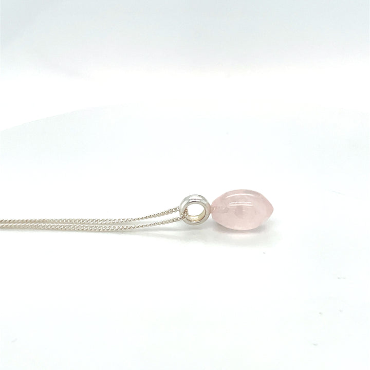 Zijaanzicht hanger rozenwarts met zilver. 