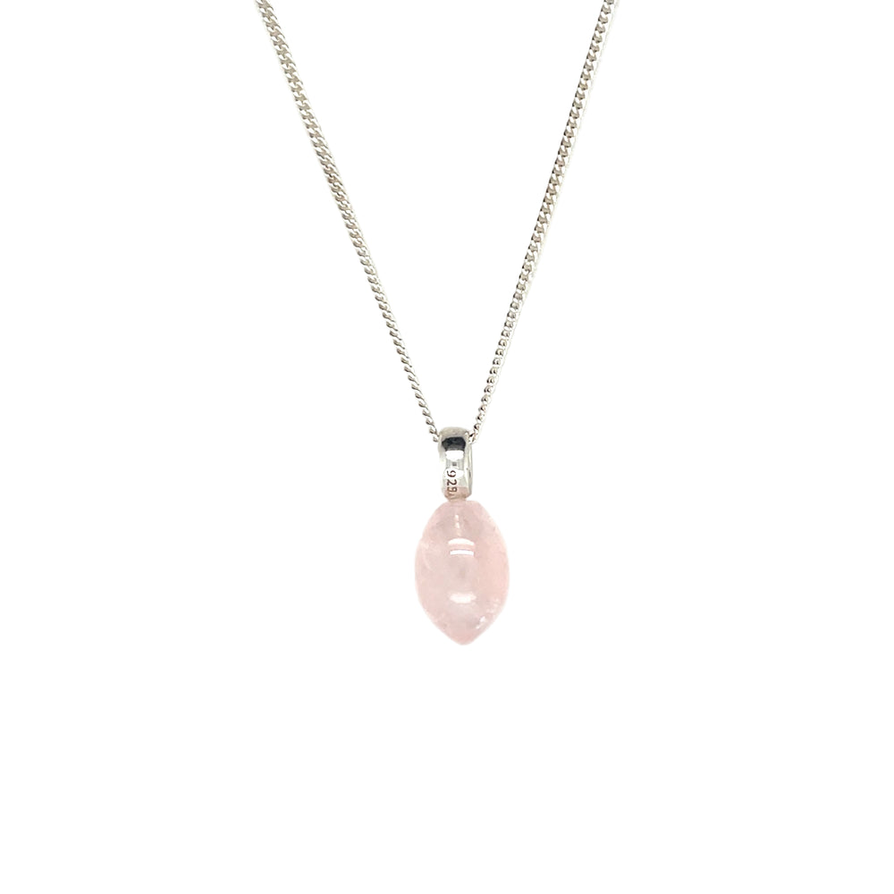 Handgemaakte hanger van zilver met rozenkwarts ontworpen en gemaakt door Lianne de Witte in haar atelier in Goes
