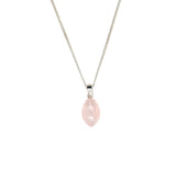 Handgemaakte hanger van zilver met rozenkwarts ontworpen en gemaakt door Lianne de Witte in haar atelier in Goes