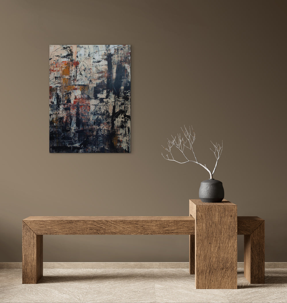 Gathering Storm – print van abstract schilderij in zwart, bruin en okertinten in sober interieur.