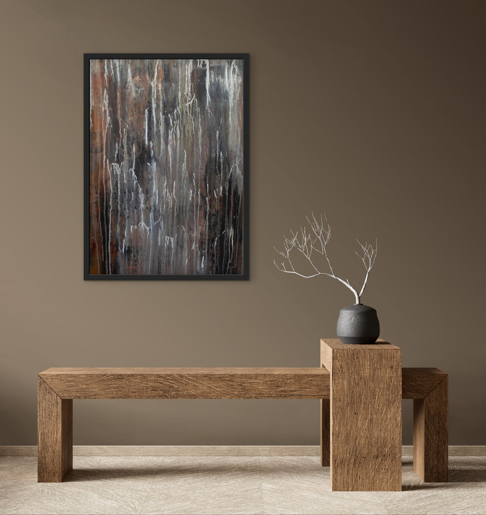 Whispers of Rain – print van modern abstract schilderij in bruin en grijs met zwarte lijst in modern sober interieur.
