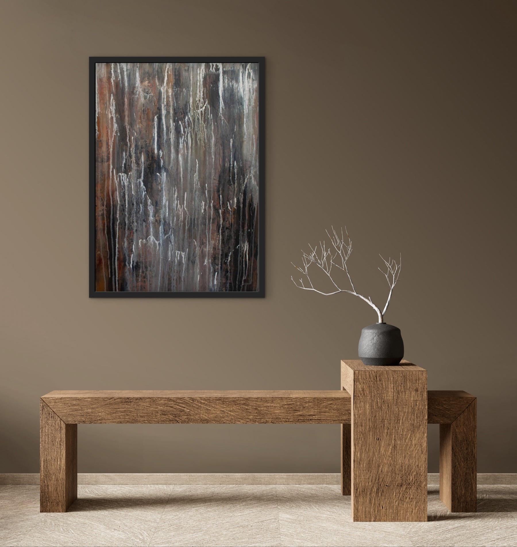 Whispers of Rain – print van modern abstract schilderij in bruin en grijs met zwarte lijst in modern sober interieur.