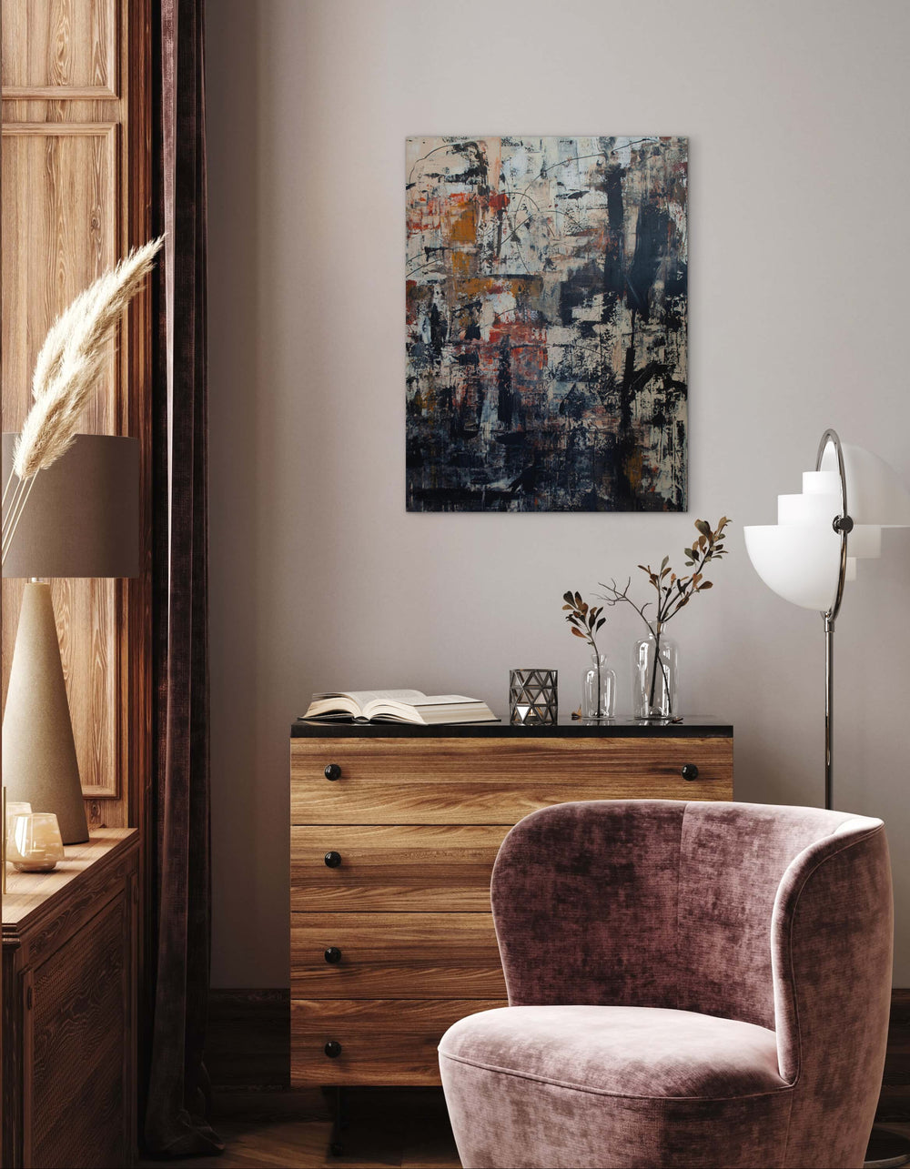 Gathering Storm – print van abstract schilderij in zwart, bruin en okertinten in een warm interieur.