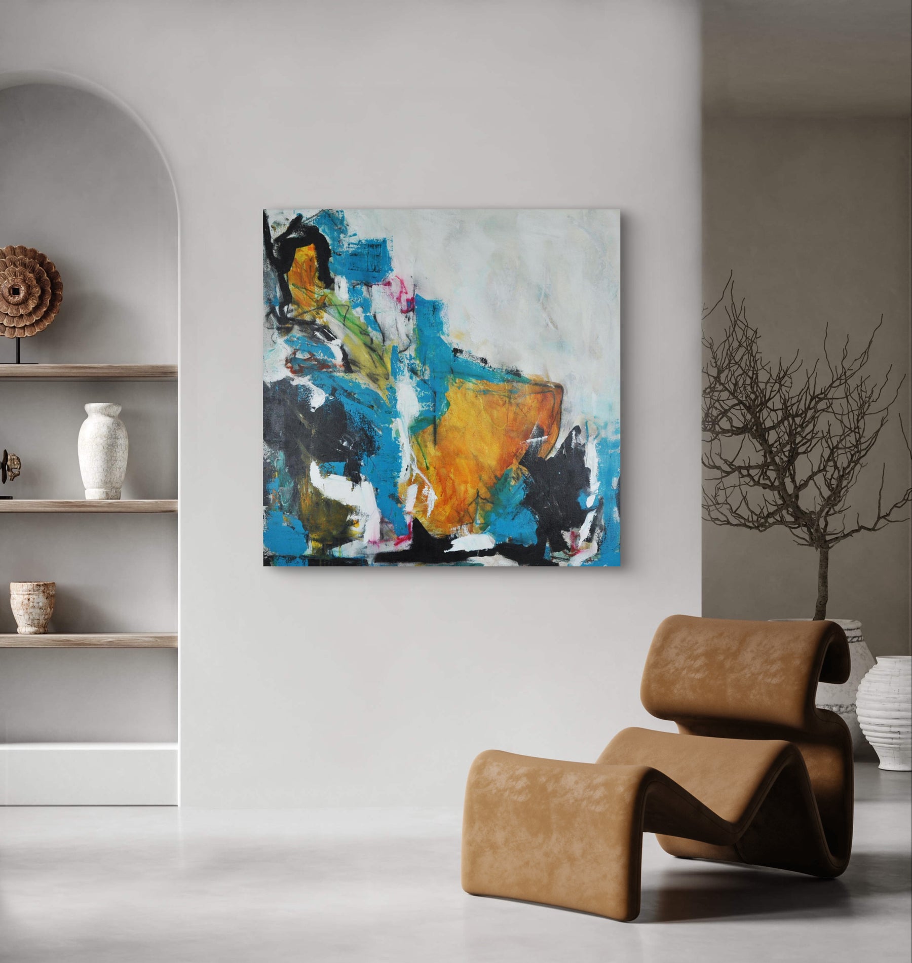 Abstract schilderij in mooi minimalistisch interieur. Wit en bruin tinten.