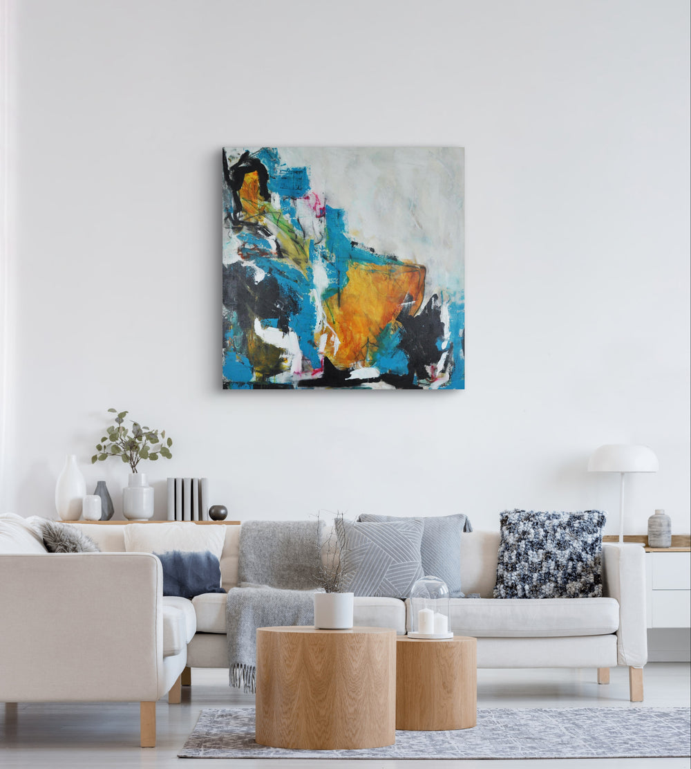 Abstract schilderij in een gezellig en huiselijk interieur.