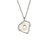 Handgemaakte hanger van zilver met parel wit, ontworpen en gemaakt door Lianne de Witte in haar atelier in Goes.