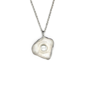 Handgemaakte hanger van zilver met parel wit, ontworpen en gemaakt door Lianne de Witte in haar atelier in Goes.