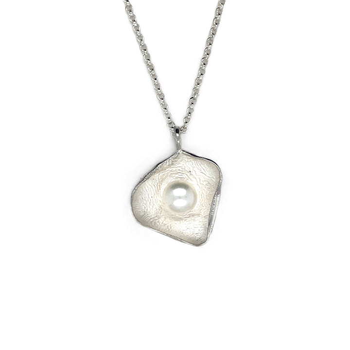 Handgemaakte hanger van zilver met parel wit, ontworpen en gemaakt door Lianne de Witte in haar atelier in Goes.