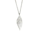 Handgemaakte hanger van zilver in bladvorm, ontworpen en gemaakt door Lianne de Witte in haar atelier in Goes.