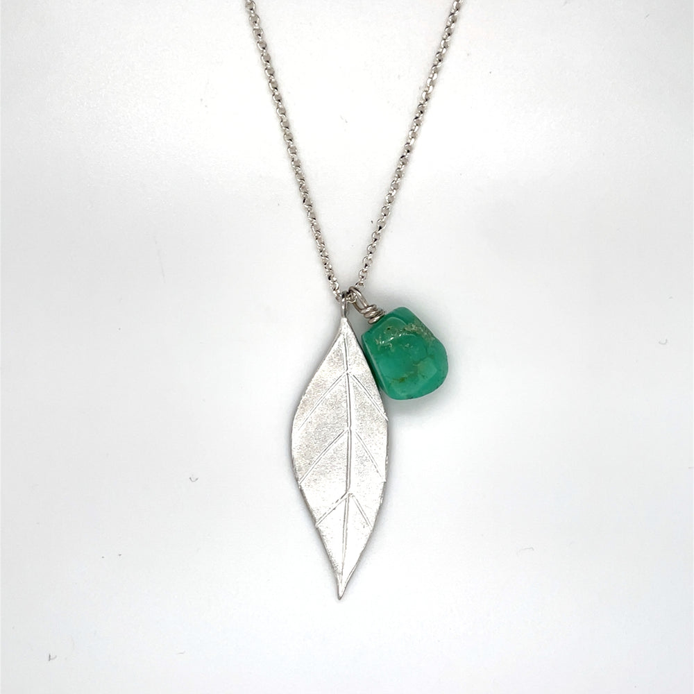 Handgemaakte hanger van zilver met chryospraas, ontworpen en gemaakt door Lianne de Witte in haar atelier in Goes.