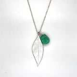 Handgemaakte hanger van zilver met chryospraas, ontworpen en gemaakt door Lianne de Witte in haar atelier in Goes.