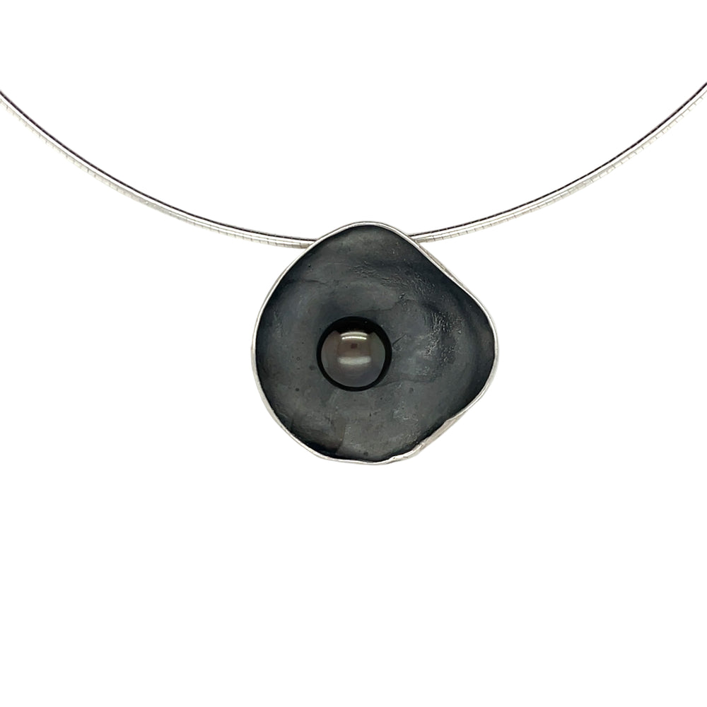 Handgemaakte hanger van zilver met parel, ontworpen en gemaakt door Lianne de Witte in haar atelier in Goes.