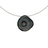 Handgemaakte hanger van zilver met parel, ontworpen en gemaakt door Lianne de Witte in haar atelier in Goes.