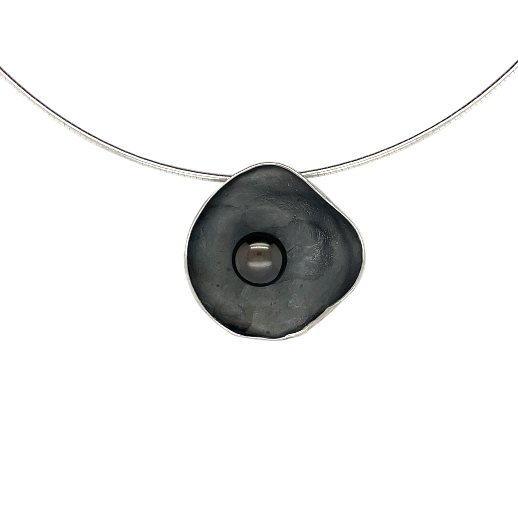 Handgemaakte hanger van zilver met parel, ontworpen en gemaakt door Lianne de Witte in haar atelier in Goes.