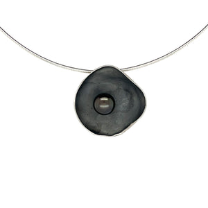 Handgemaakte hanger van zilver met parel, ontworpen en gemaakt door Lianne de Witte in haar atelier in Goes.