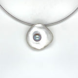 Handgemaakte hanger van zilver met grijze parel, ontworpen en gemaakt door Lianne de Witte in haar atelier in Goes.