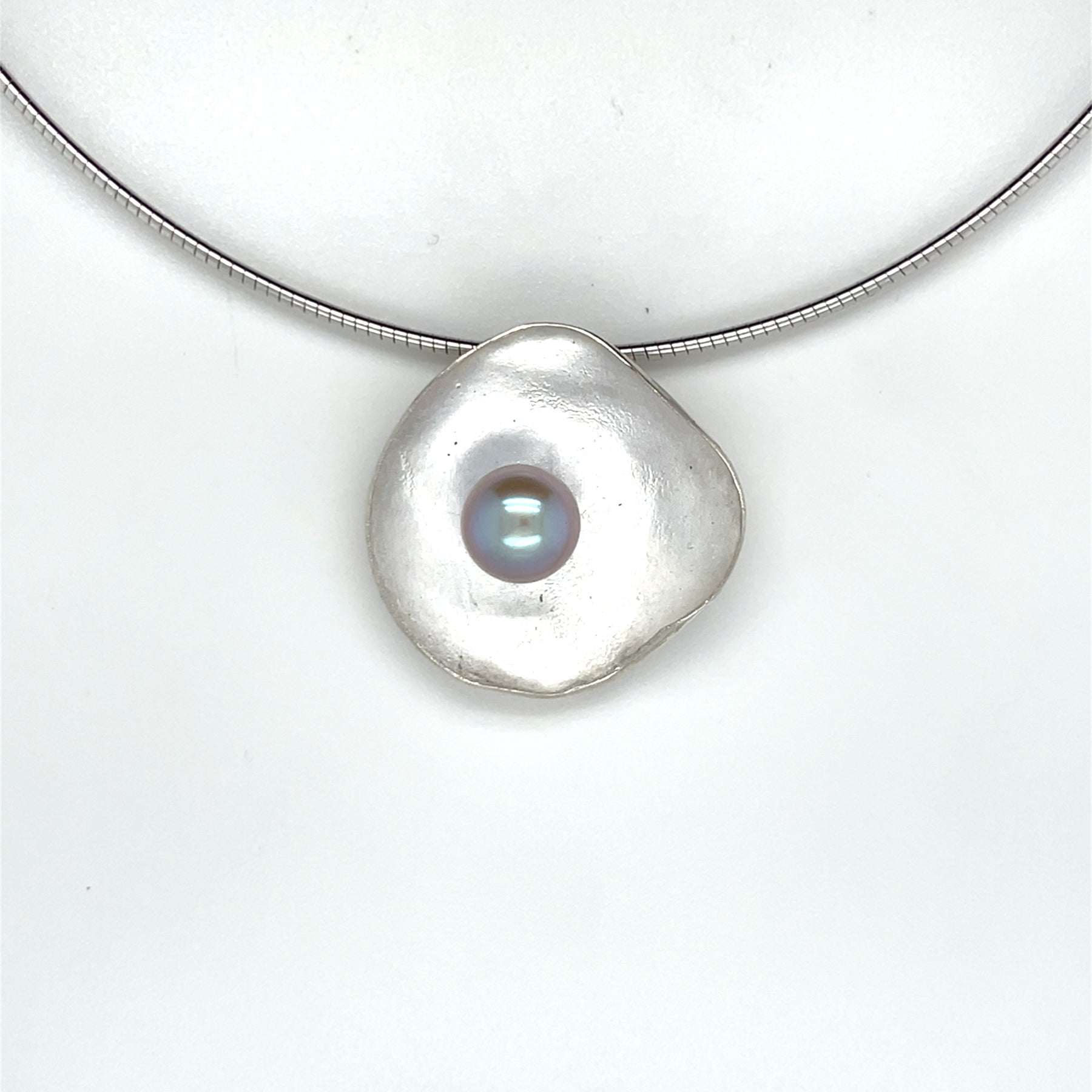 Handgemaakte hanger van zilver met grijze parel, ontworpen en gemaakt door Lianne de Witte in haar atelier in Goes.