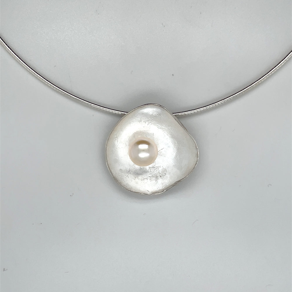 Handgemaakte hanger van zilver met witte parel, ontworpen en gemaakt door Lianne de Witte in haar atelier in Goes.