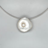 Handgemaakte hanger van zilver met witte parel, ontworpen en gemaakt door Lianne de Witte in haar atelier in Goes.