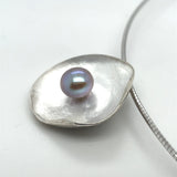 Zilveren hanger met grijze parel.