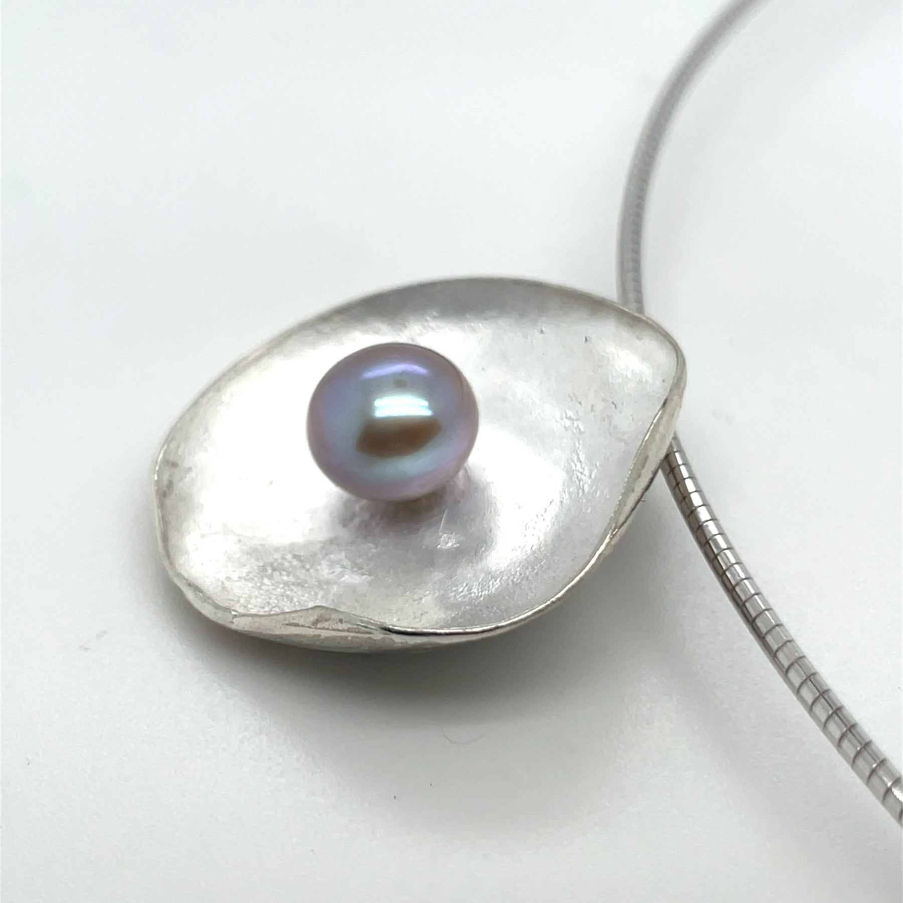 Zilveren hanger met grijze parel.