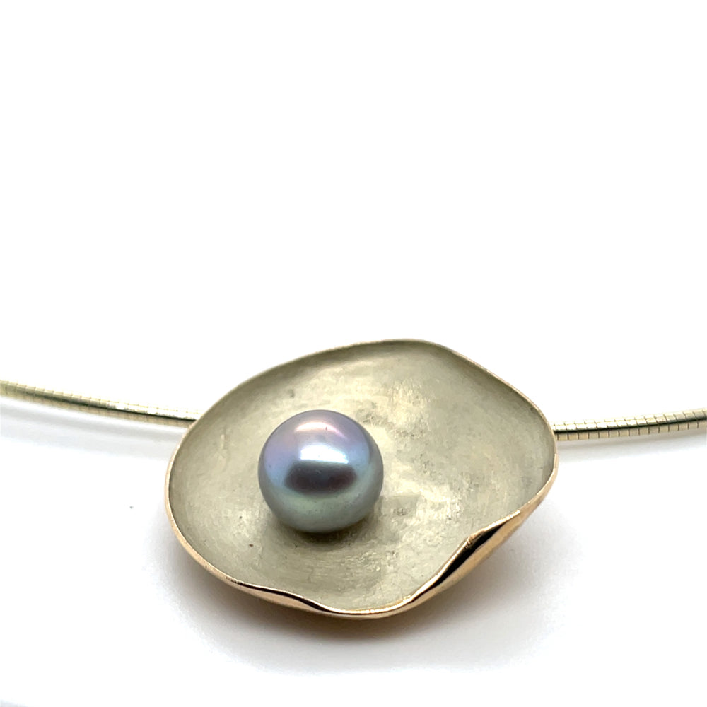 Geelgouden hanger met grijzen zoetwaterparel.