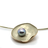 Geelgouden hanger met grijzen zoetwaterparel.