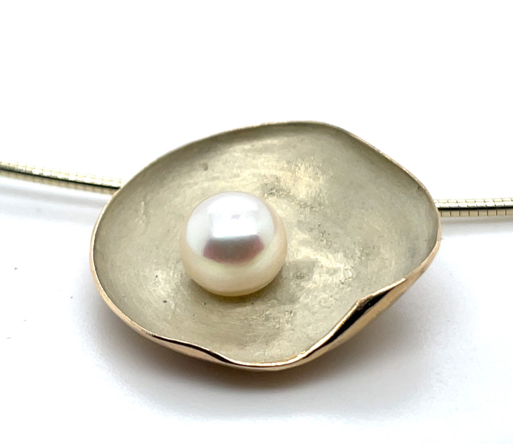 Geelgouden hanger met witte parel.