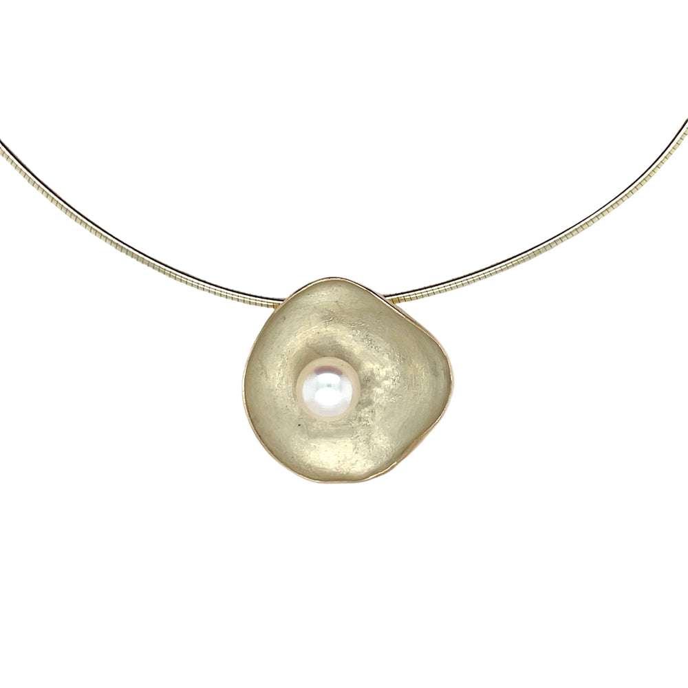 Handgemaakte hanger van geelgoud met witte parel, ontworpen en gemaakt door Lianne de Witte in haar atelier in Goes.