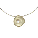 Handgemaakte hanger van geelgoud met witte parel, ontworpen en gemaakt door Lianne de Witte in haar atelier in Goes.