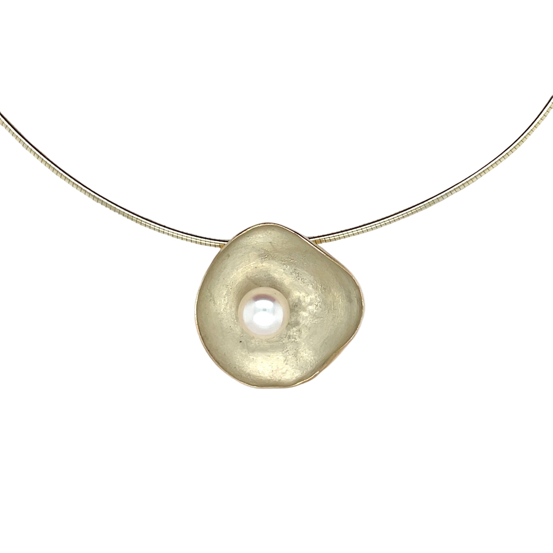 Handgemaakte hanger van geelgoud met witte parel, ontworpen en gemaakt door Lianne de Witte in haar atelier in Goes.