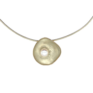 Handgemaakte hanger van geelgoud met witte parel, ontworpen en gemaakt door Lianne de Witte in haar atelier in Goes.