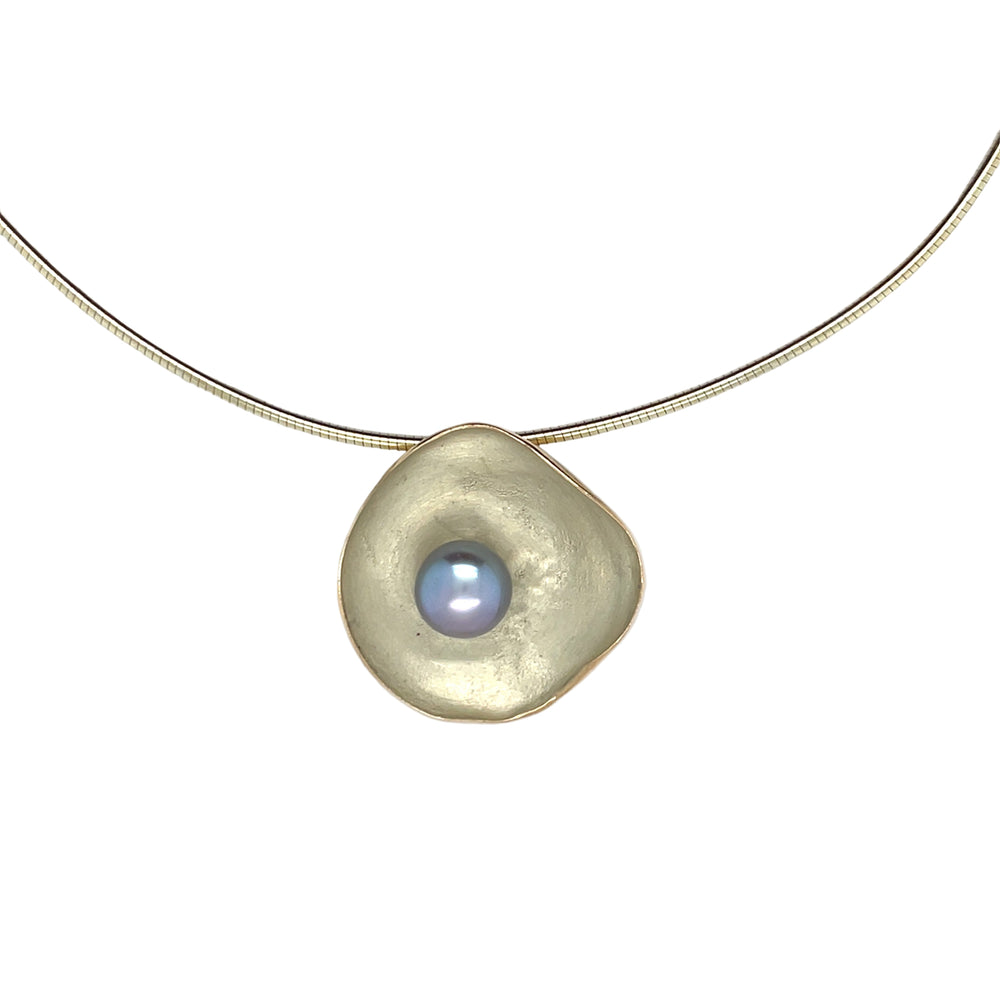 Handgemaakte hanger van geelgoud met grijze parel, ontworpen en gemaakt door Lianne de Witte in haar atelier in Goes.