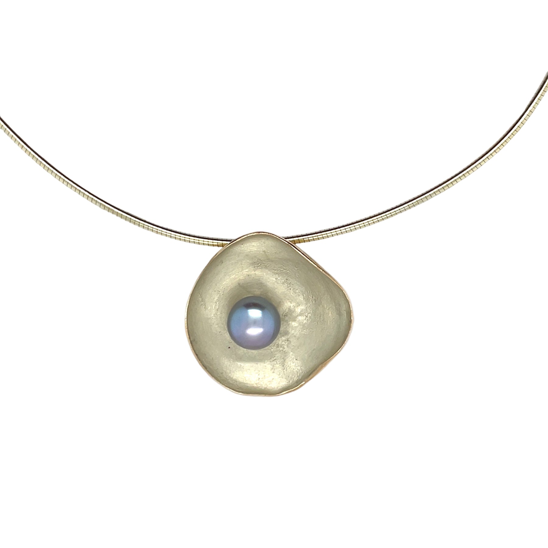 Handgemaakte hanger van geelgoud met grijze parel, ontworpen en gemaakt door Lianne de Witte in haar atelier in Goes.