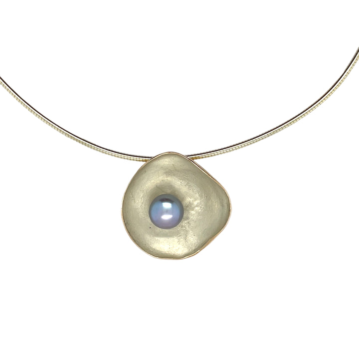 Handgemaakte hanger van geelgoud met grijze parel, ontworpen en gemaakt door Lianne de Witte in haar atelier in Goes.