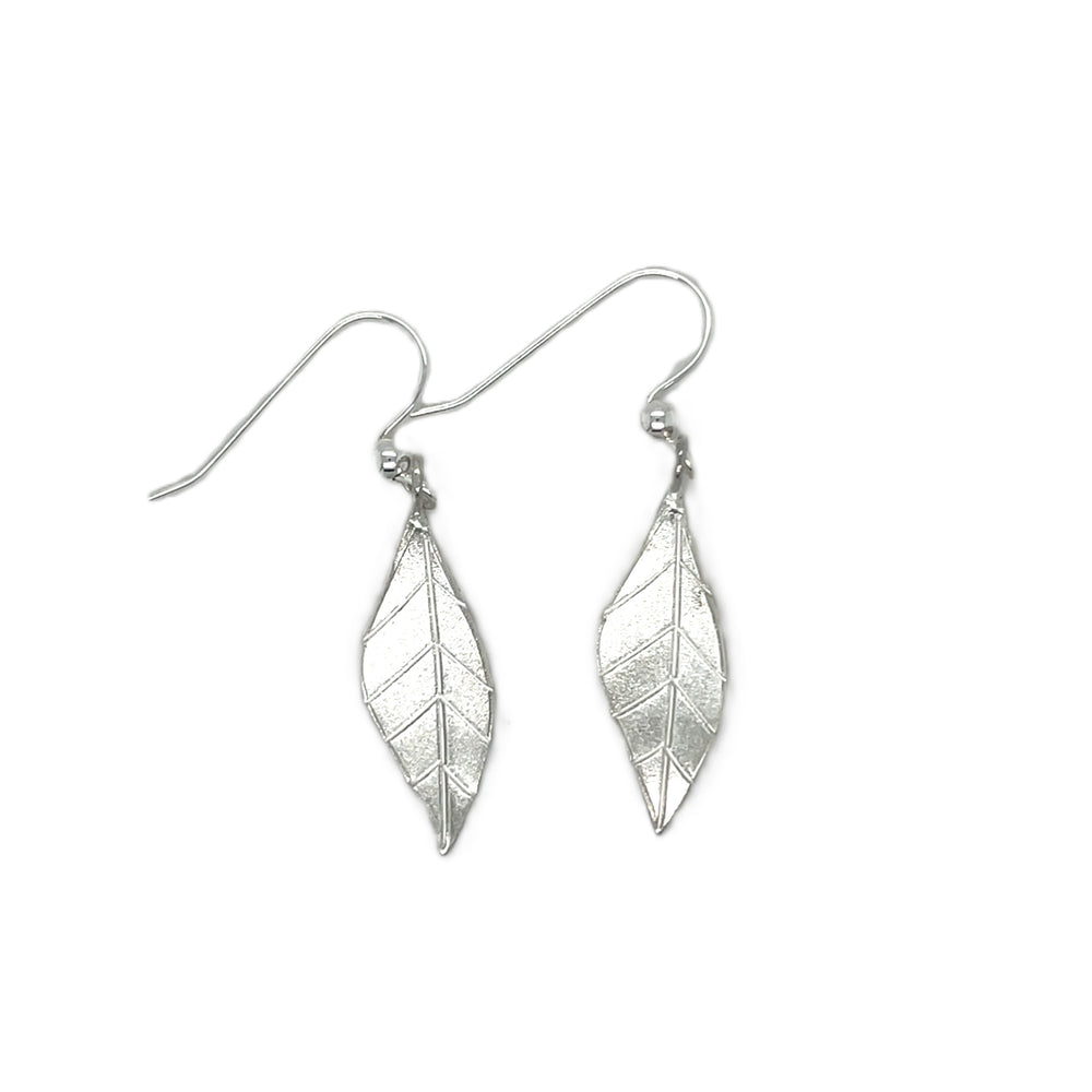 Handgemaakte oorhangers van zilver, ontworpen en gemaakt door Lianne de Witte in haar atelier in Goes.
